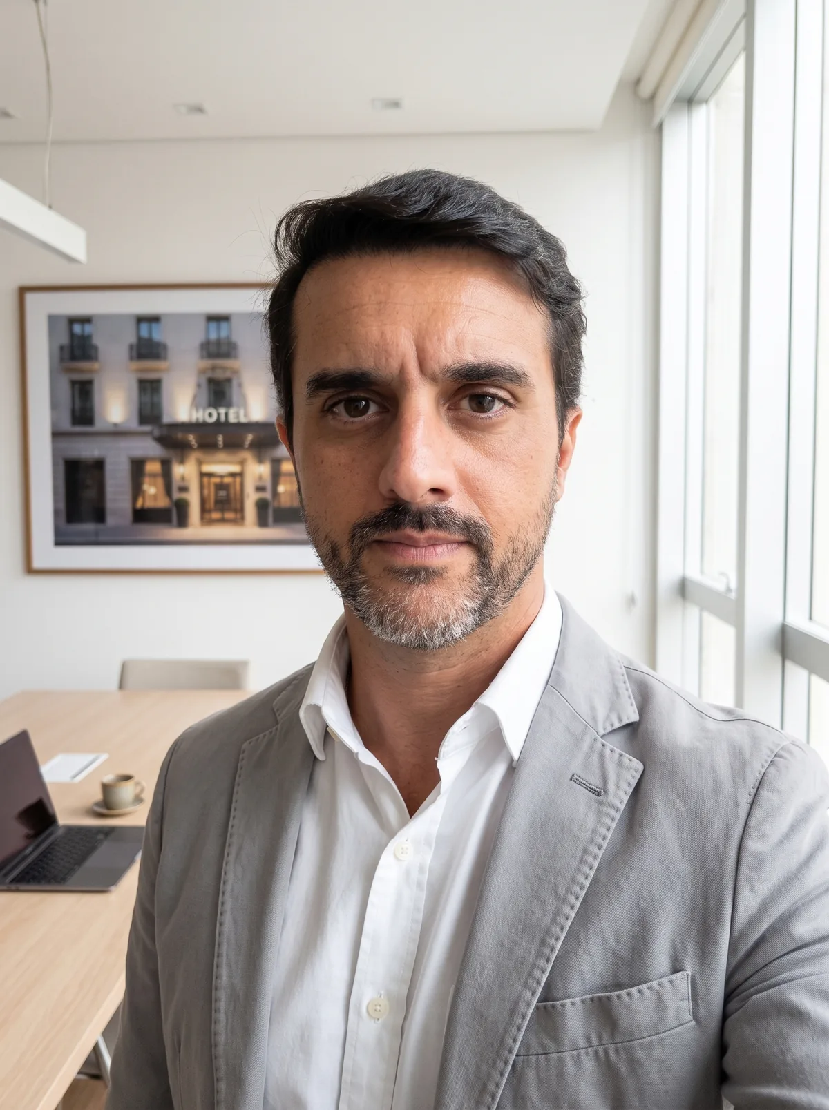 Felipe Lagreca de blazer cinza, num escritório